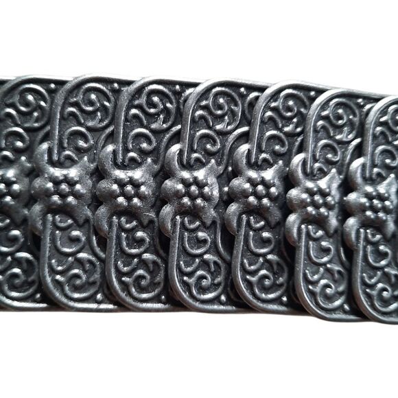 Chic Black Women\'s Belt with Floral Accent